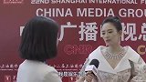 章子怡周一围太亲密！女方表情娇羞，俩人打闹搂抱毫不避嫌引争议