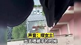 女子手机从26楼插进3楼水泥地,竟然完好无损