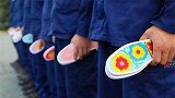 四川遂宁：泪目！烈士母亲一年绣出43双福气鞋垫送消防员