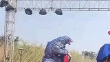 迪迦和怪兽对打，把主持人都给整不会了