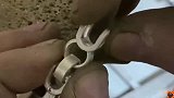 手艺人制作项链，这技术细腻又实用