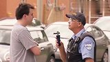 警察测酒驾，路人竟喷了警察一脸面粉
