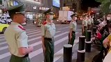 兵哥哥路口执勤吹哨时怕哨声太响，多次提醒家长捂孩子耳朵