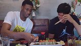 真香！小贾伦-杰克逊和渡边雄太吃寿司 被芥末呛到差点流泪