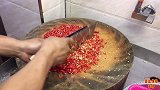 万能的蒜蓉辣椒酱，炒菜，拌饭，做蘸料都实用，香辣过瘾