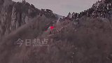 女子跨年夜爬七小时泰山看日出看见对面游客扛国旗站在风中