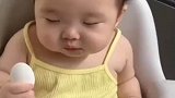 犯困的宝宝还不忘吃饭，好家伙，这是有多困阿