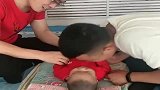 让两个大男人带会孩子，真是什么招都用上了，咱也不敢问！