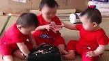 三胞胎偷偷打开妈妈钱包，眼前的这一幕，真是太搞笑了