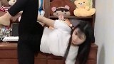 美女家中表演开叉，高难绝活动作精彩有看点，太有才华了！