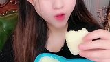 吃冰萝莉小姐姐吃雪花酥