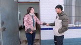美女为了不交房租忽悠房东，房东被套路的乐呵呵的，真厉害