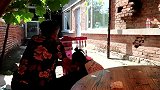 农家小院里玩玩具，80岁姥姥好奇一旁围观，这东西看着很稀奇！