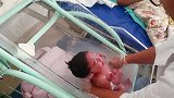护士给新生儿洗澡，把娃哭的差点背过气去，妈妈就在旁边