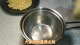 想吃金沙玉米不用去饭店，一根玉米三个咸蛋黄在家就能做