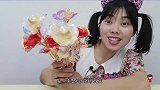 美食开箱：小姐姐吃“玫瑰花巧克力”，晶莹璀璨颜值高，花生味浓