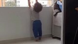 猫咪“哥哥”看护小朋友，禁止他爬栏杆，太有爱了