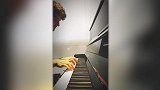 气质满分!帕托化身钢琴小王子 休闲装自带优雅质感
