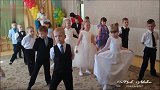 俄罗斯幼儿园小朋友的交际舞表演，从小就练习男孩子的绅士风度
