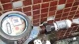 维修水管冒电火花，把水电师傅整不会了