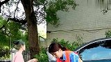 环卫工人遭刁蛮女欺负，路人出手相助，刁蛮女错失一个几千万合同