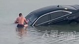 3月13日，河南商丘，对话商丘“跳湖救人泳哥”，汽车落水即将沉底，他咬着撬棍砸车救人：人命关天