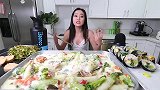 美女吃美味奶油糯米糕，满满一桌子，超满足