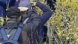 消防员执勤被围观，成花海中的模特