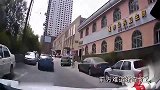 被堵道的奥迪骂脑子有病，谁都不是吃素的，看谁能耗过谁！