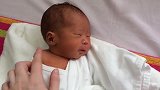 新生婴儿第五天，小露香肩，哈欠连连，小模样软萌化了