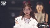 美女一身美女的穿搭，时尚动人，像极了高傲的白天鹅！