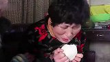 亲生儿女对母亲拳打脚踢，逼母亲吃猪食，养女回来后精彩了