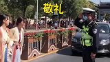 俩女子身穿汉服过斑马线