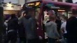 阻拦公交车！仿佛已夺冠 英格兰绝杀球迷疯狂庆祝