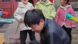 小伙被小朋友“花式催婚”，低头笑而不语