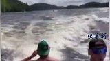近日，加拿大两艘摩托艇迎头相撞，骑手掉入水中。好在没人员受伤加拿大 摩托艇