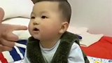 宝宝看见妈妈开枪的手势，宝宝的反应萌炸了，笑翻全家人