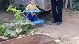 萌娃提着学步车一路小跑，把旁边的爷爷给看呆了