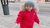 闺女看见人家遛狗，她也想遛狗，结果她爹给她买来了这个！