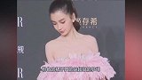 Baby活动羽毛裙太沉下滑，下意识的反应让全场沸腾