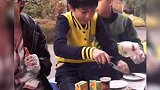 王俊凯 正在努力切肉，突然一个起身：干了干了！哈哈哈哈哈传承川渝文化 小凯小时候怎么这么可爱啊