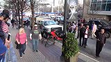 草人恶作剧，男子伪装成草人吓路人，路人非常的无奈