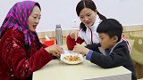 虎妞学习好，妈妈带虎妞进城吃披萨，虎妞把盘子都舔干净了
