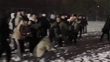 冬天下完雪后，大学生集体打雪仗