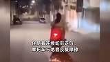 男子骑摩托车带女孩“花式”炫技，连续蛇形走位，一路火花带闪电