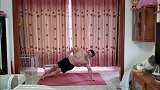 肌肉哥演示在家燃脂健身 几遍过后全身大汗淋漓