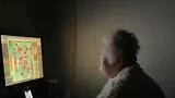 孙女让奶奶开灯玩游戏，奶奶叛逆回话