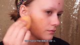 涂一百层粉底液是什么感觉？美女首次尝试，肠子都要悔青!
