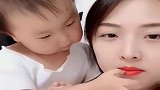 女儿碰瓷妈妈，摸了她的嘴唇后说手冒血了，爸爸配合她演戏