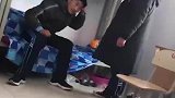 两男生在宿舍起争执，拍脸挑衅引不满